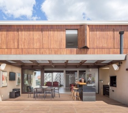 volet coulissant extérieur design en bois maison architecte trois niveaux style moderne