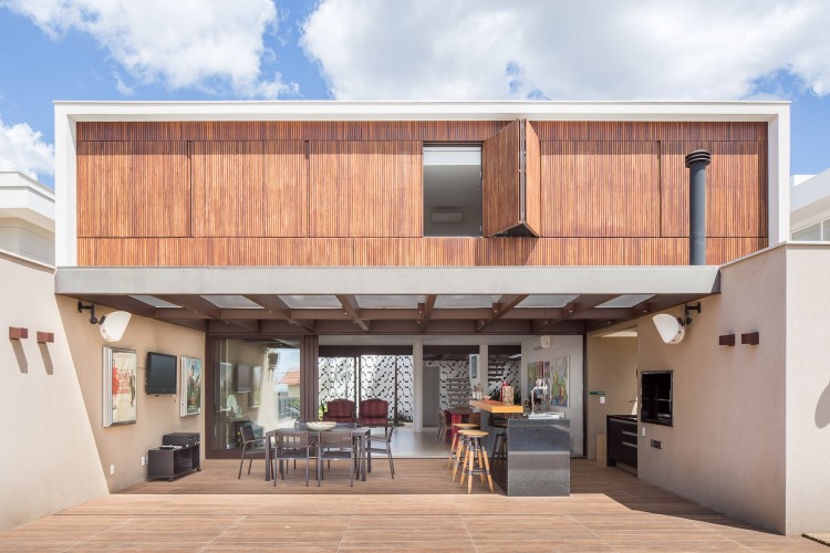 volet coulissant extérieur design en bois maison architecte trois niveaux style moderne