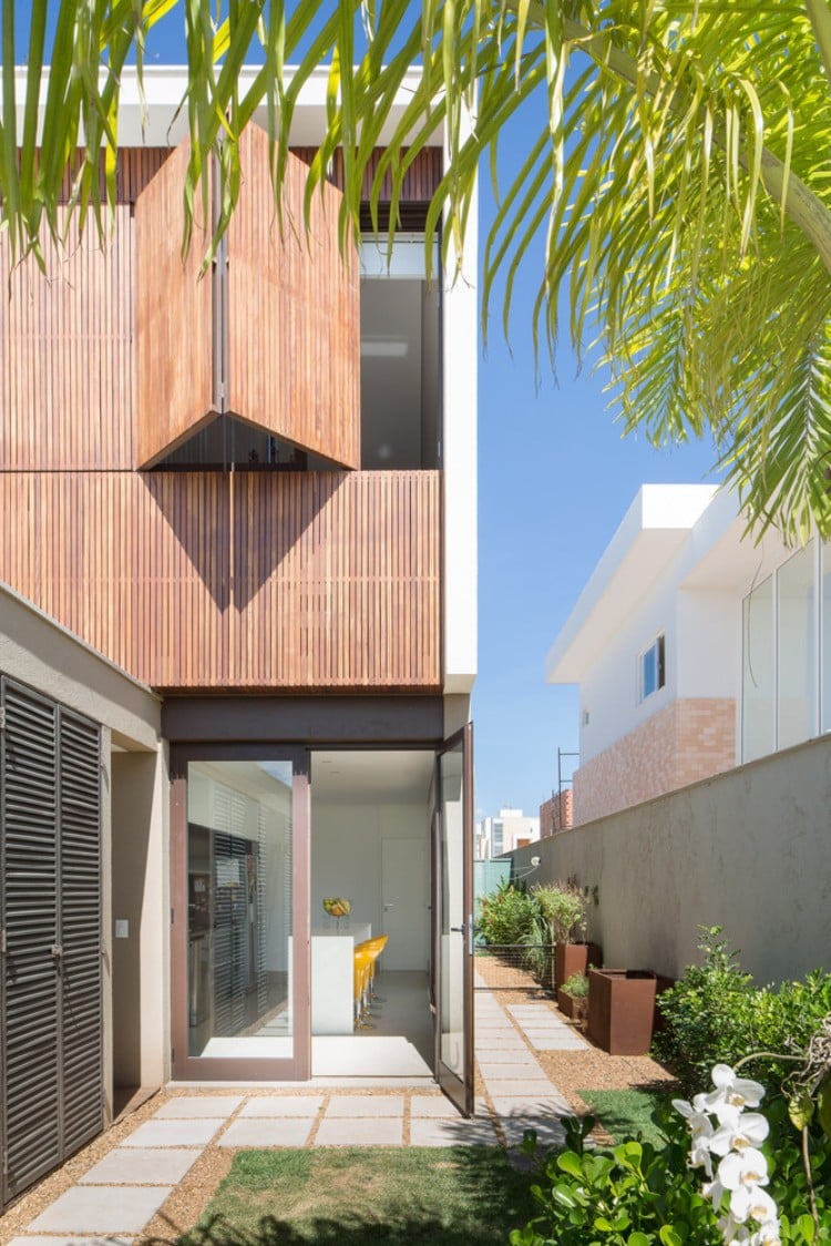 volet coulissant extérieur en bois design conçu sur mesure façade moderne maison architecte brésilienne