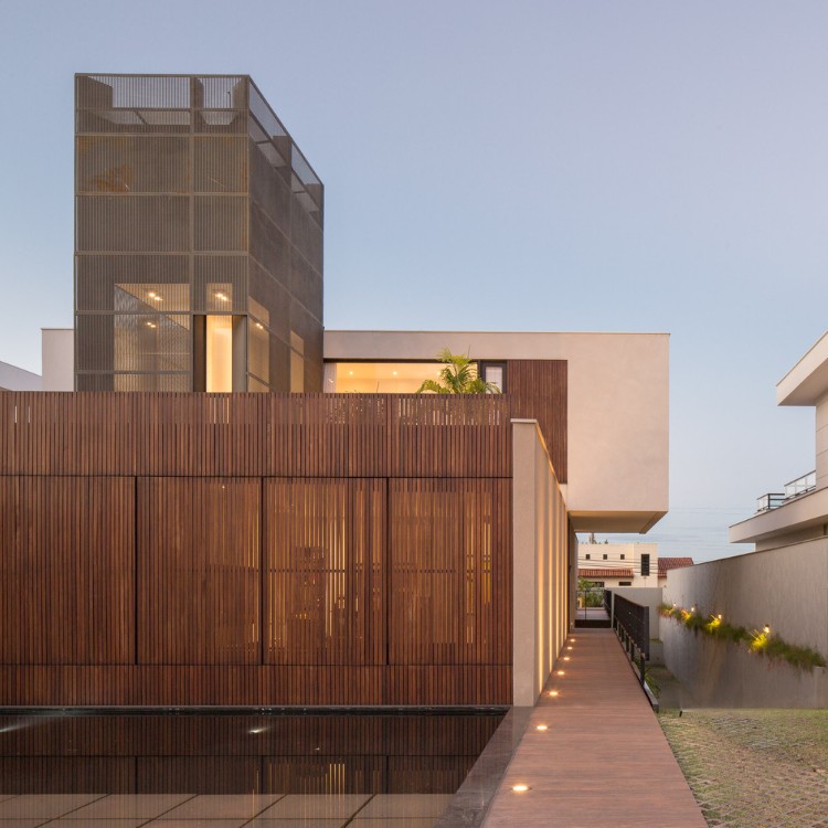 volet coulissant extérieur en bois super moderne design conçu sur mesure planc concept habitation familiale privée Brésil