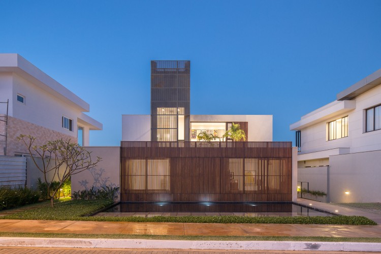 volet coulissant extérieur façade design ouvert villa privée contemporaine Brésil