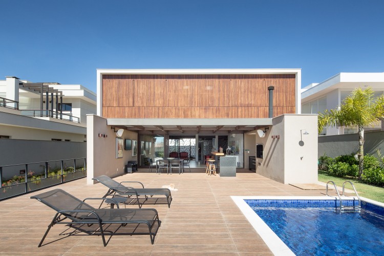 volet coulissant extérieur façade moderne villa contemporaine luxe Brésil