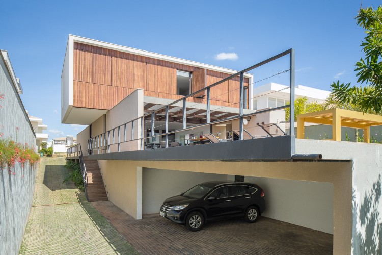 volet coulissant extérieur moderne en bois exemple design aménagement extérieur façade villa luxe Brésil