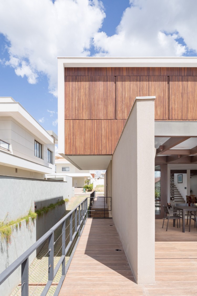 volet coulissant extérieur pliable façade moderne en bois villa luxueuse design extérieur maison architecte