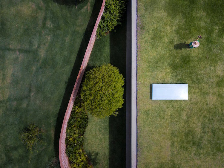 vue aérienne de la maison de plain-pied avec ttoiture terrasse végétalisée