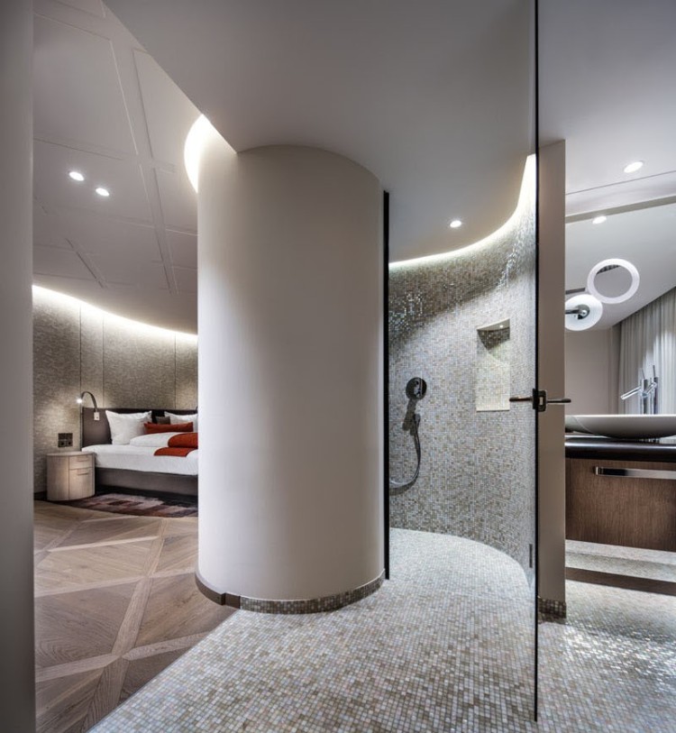 éclairage intégré LED moderne salle bain chambre hôtel luxueuse intérieur signé roomcode Allemagne