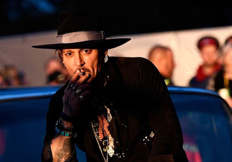 Johnny Depp fume cigarette photo