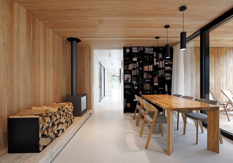 bardage bois brûlé contraste ressorti intérieur blanc épuré style scandinave maison architecte design république tchèque