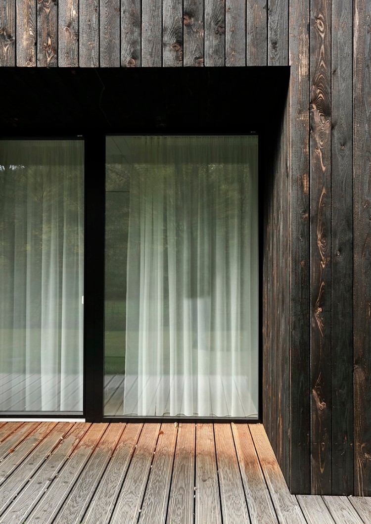 bardage bois brûlé design moderne maison architecte imaginée atelier kunkarchitects république tchèque