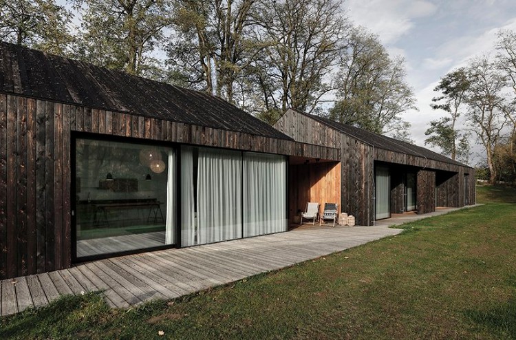 bardage bois brûlé noir maison architecte design république tchèque atelier kunkarchitects intérieur style scandinave