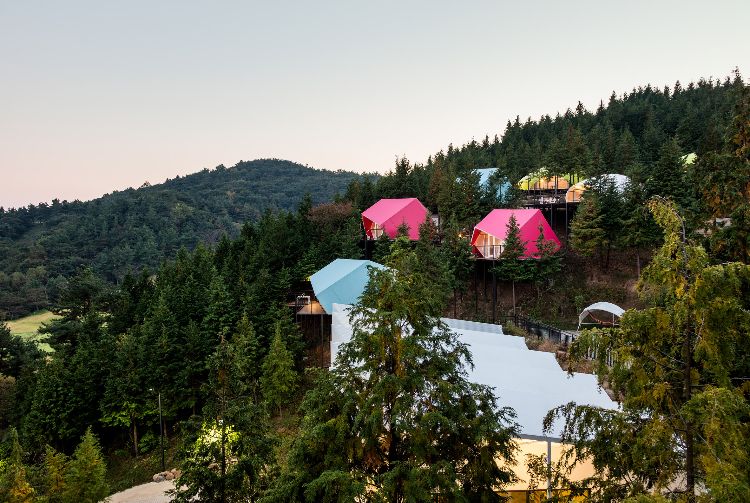 camping de luxe glamping tentes modernes voiles couleurs vives