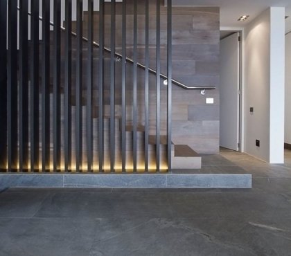 claustra escalier design intérieur avec éclairage indirect intégré