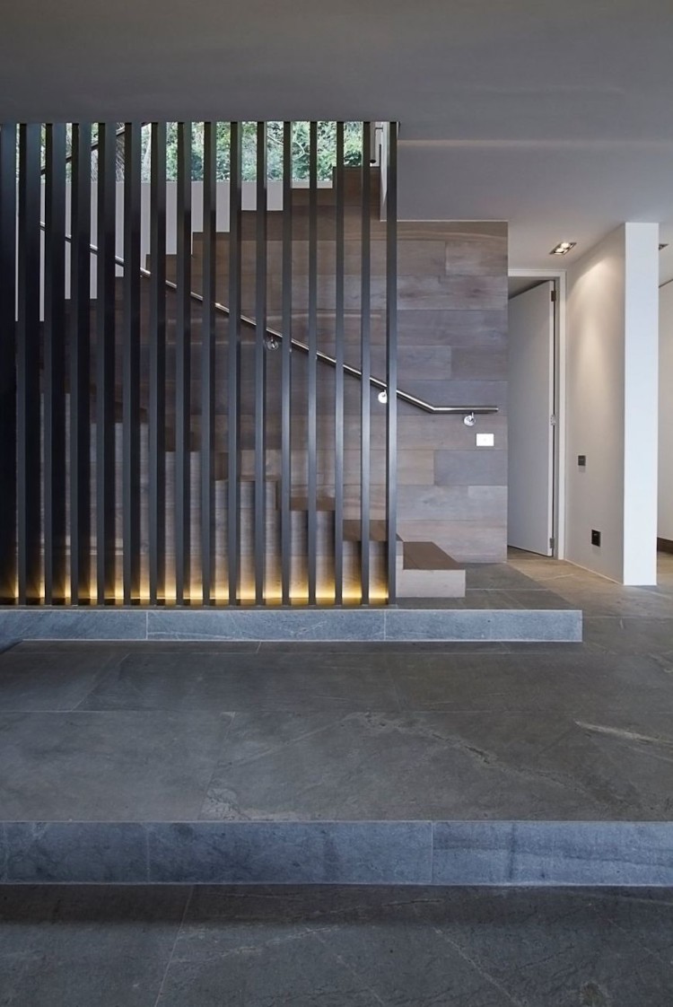 claustra escalier design intérieur avec éclairage indirect intégré
