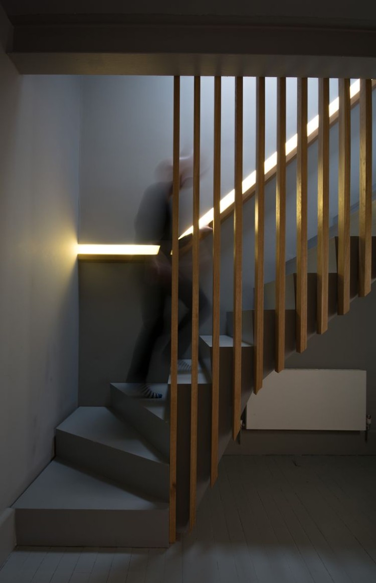 claustra escalier intérieur en bois avec éclairage intégré