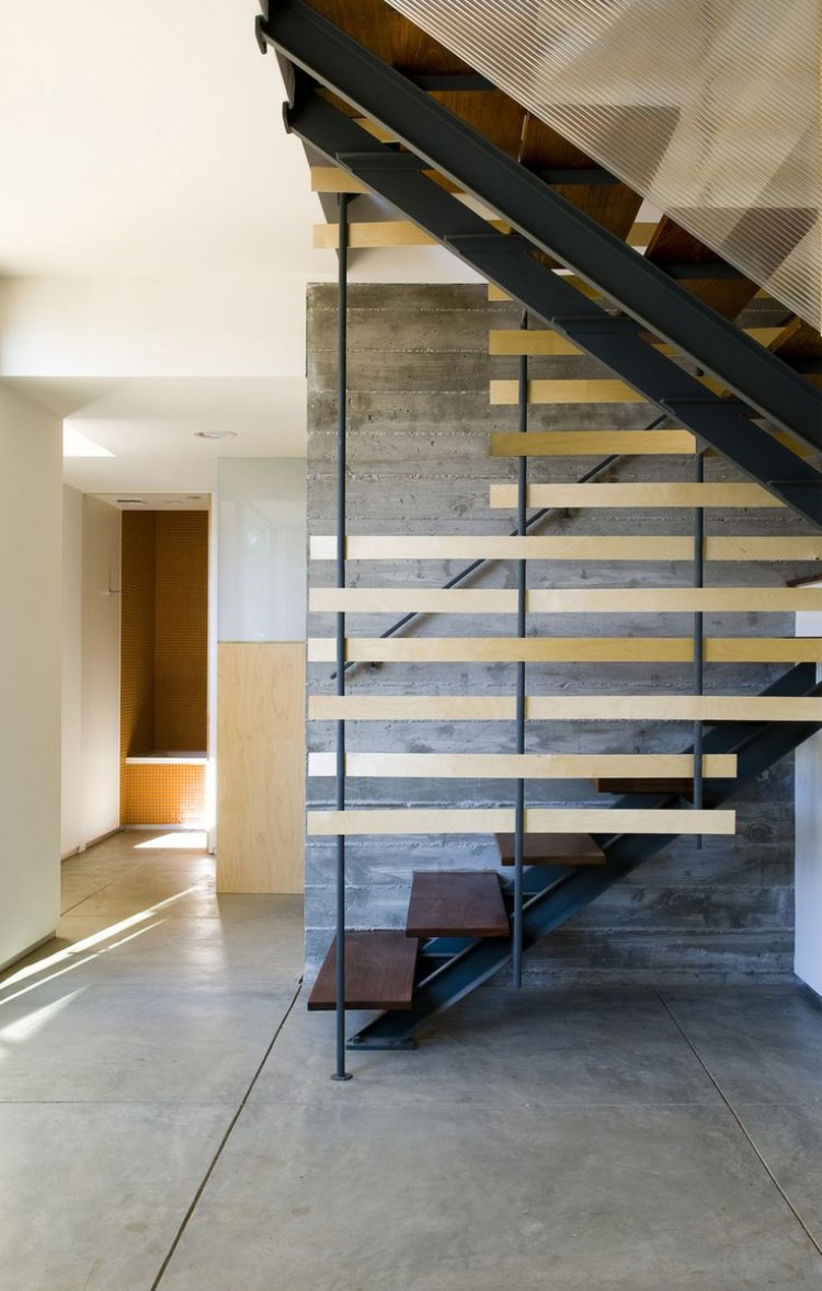 claustra escalier intérieur en métal avec lames bois horizontales