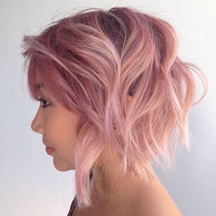 coiffure cheveux court chevelure rose ondulée