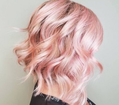 coiffure cheveux court ondulés rose