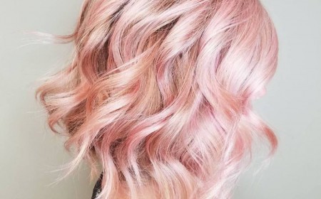coiffure cheveux court ondulés rose