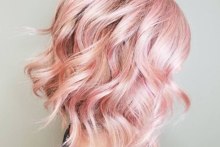 coiffure cheveux court ondulés rose