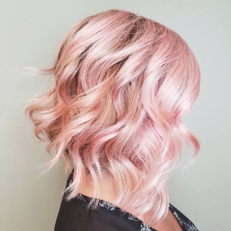 coiffure cheveux court ondulés rose