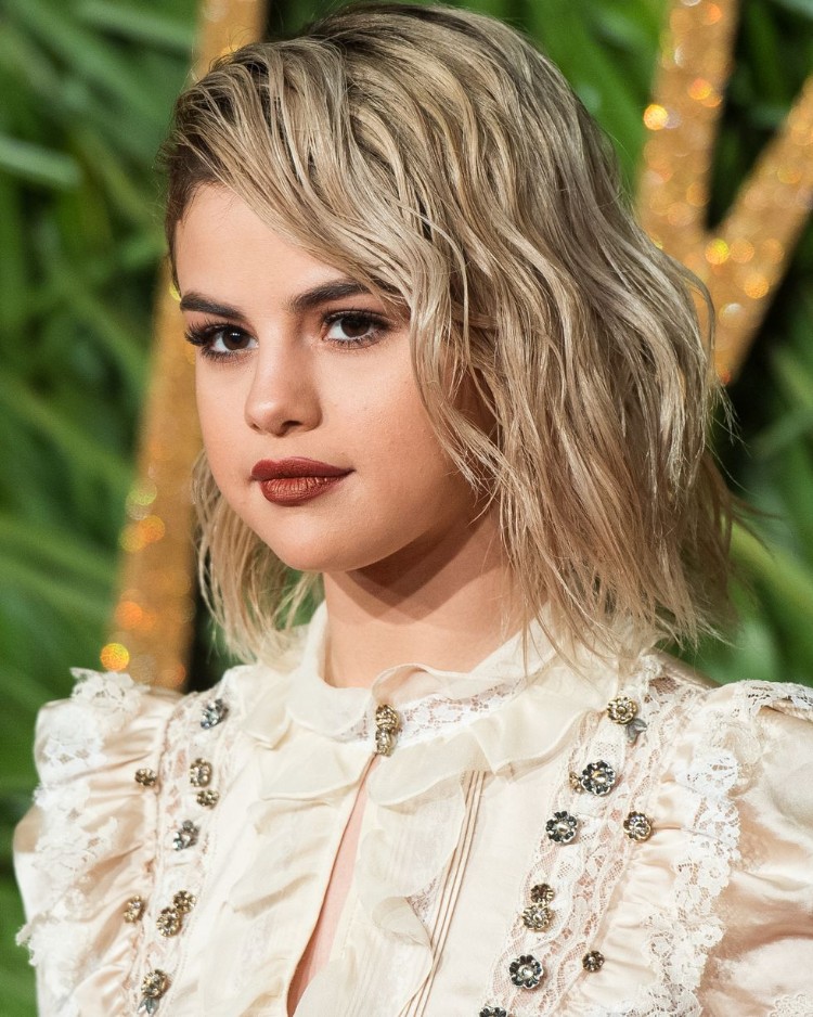 coiffure femme 2018 été cheveux courts colorés Selena Gomez carré court ondulé