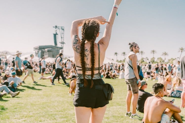 coiffure festival Coachella looks capillaire tresses longues épi