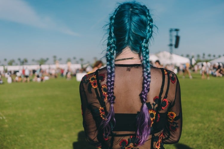 coiffure festival Coachella looks cheveux colorés couleur flashy pop