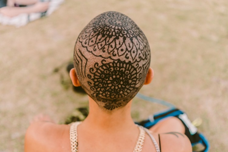 coiffure festival Coachella looks crâne rasée tatouée