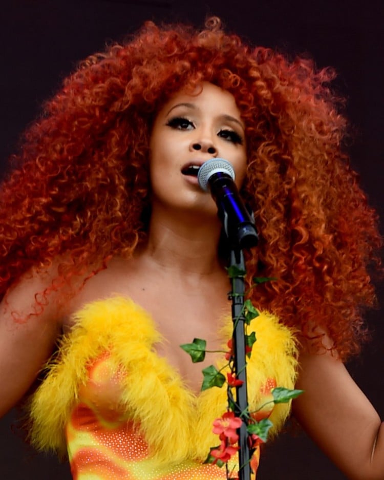 coiffure festival Coachella looks grosse chevelure afro rouge ambré