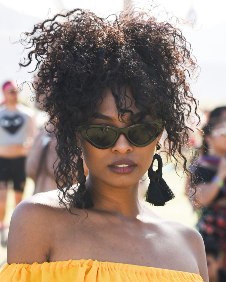 coiffure festival Coachella looks top tendances capillaires idée originale cheveux afro style ananas