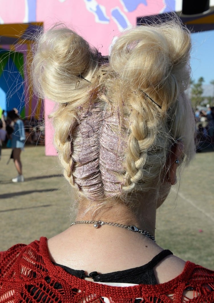 coiffure festival Coachella looks tresses plaquées avec macarons space buns paillettes
