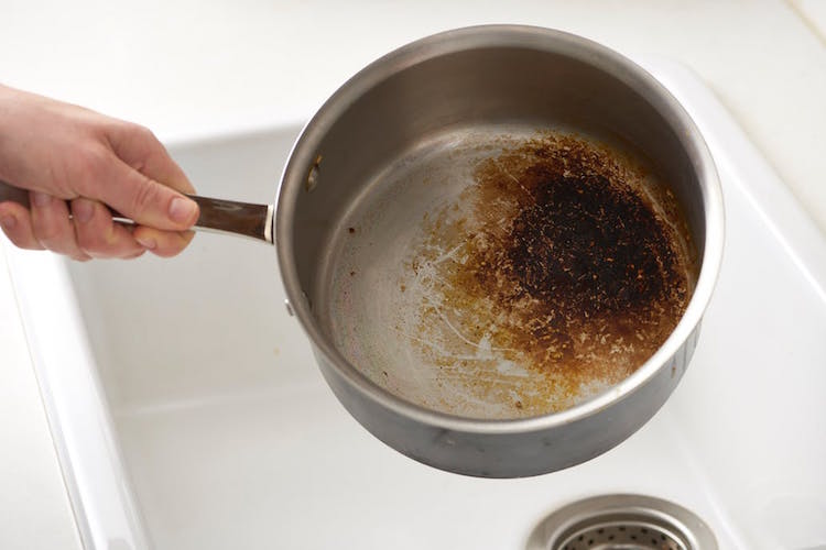 comment nettoyer une casserole brulee trucs astuces