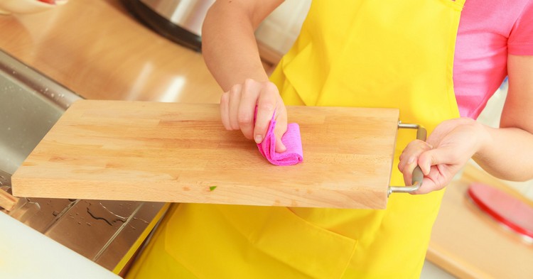 comment nettoyer une planche a decouper en bois astuces
