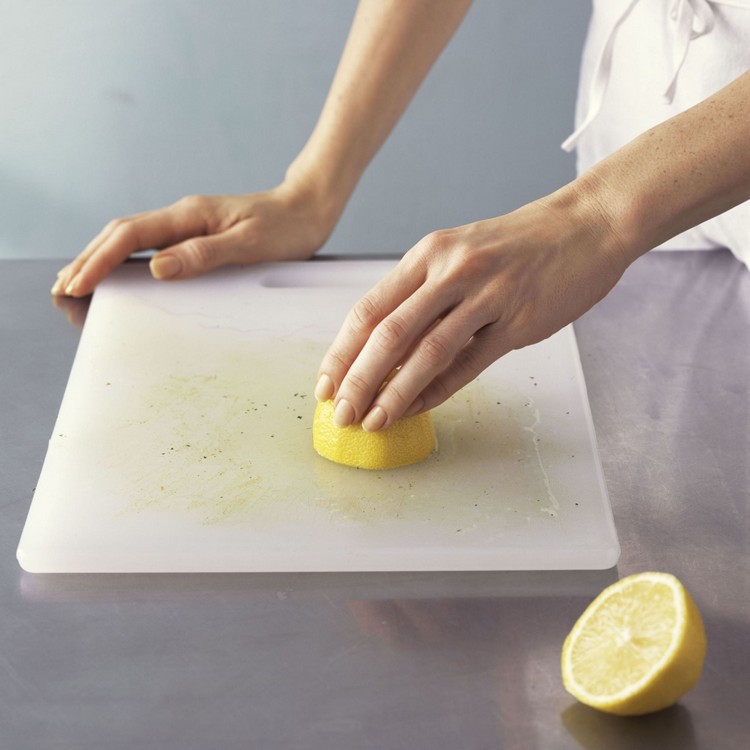 comment nettoyer une planche a decouper en plastique frotter citron