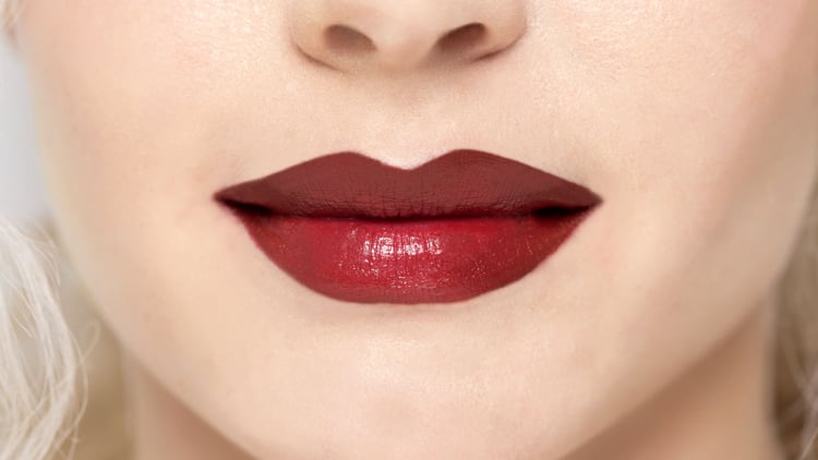 contouring lèvre rouge effet glossy volume lèvres