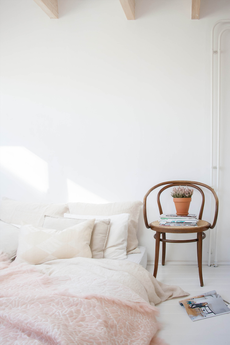 couleurs neutres blanc rose pastel chambre minimaliste