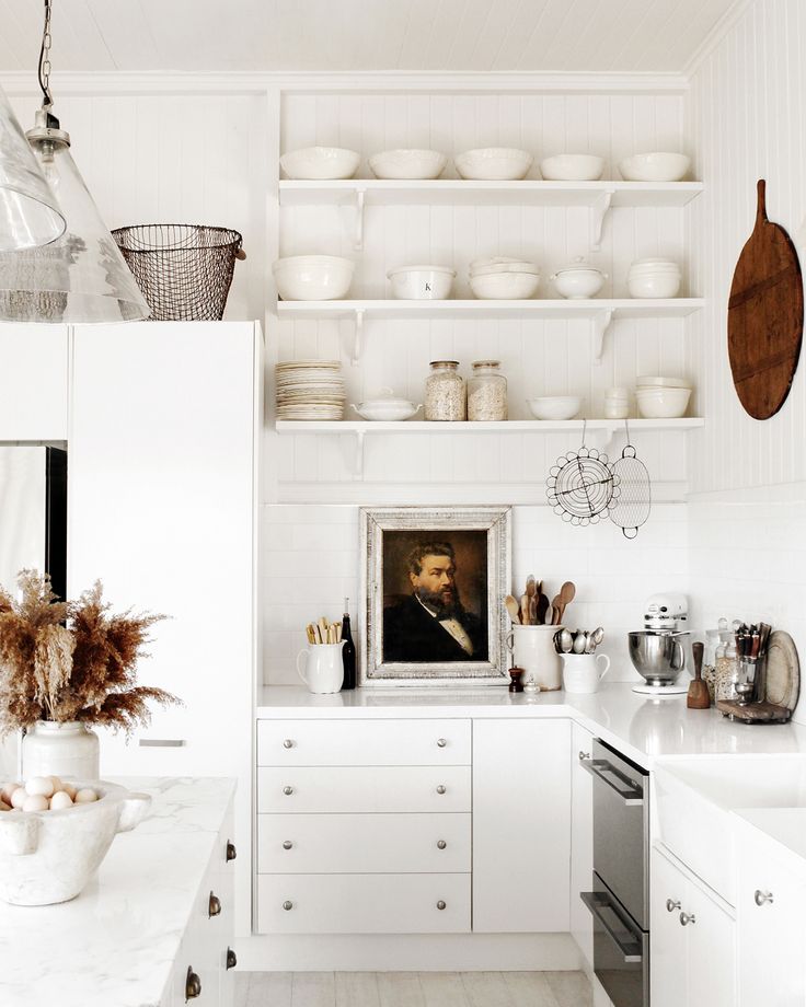 cuisine avec des etageres ouvertes blanches lambris mural blanc style campagne chic