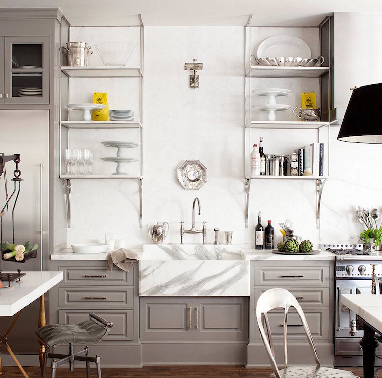 cuisine avec des etageres ouvertes placards gris plan de travail marbre blanc