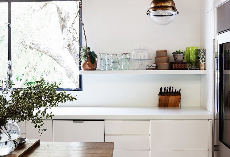 cuisine avec des etageres ouvertes style minimaliste deco verre metal