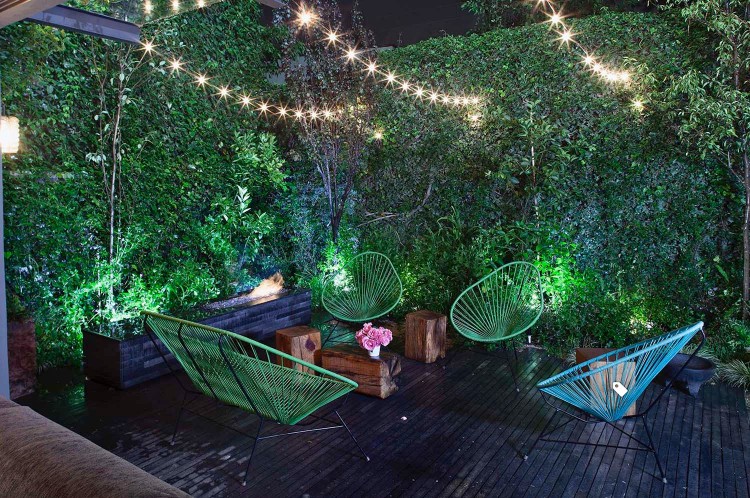 déco guirlande lumineuse extérieure accrochée mur végétalisé jardin salon cosy