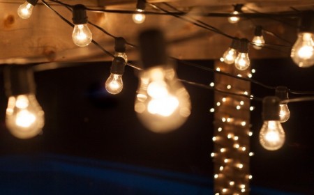 déco guirlande lumineuse extérieure comment installer jardin arrière cour maison trucs astuces inspirations