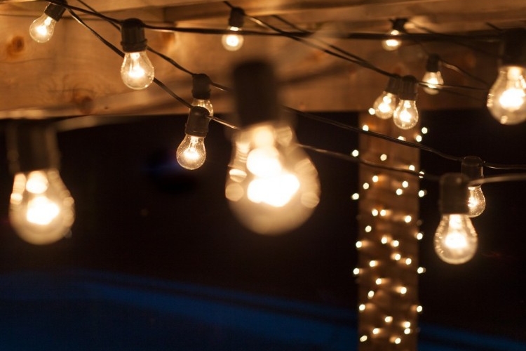 déco guirlande lumineuse extérieure comment installer jardin arrière cour maison trucs astuces inspirations