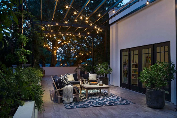déco guirlande lumineuse extérieure suspendre pergola salon jardin design outdoor contemporain