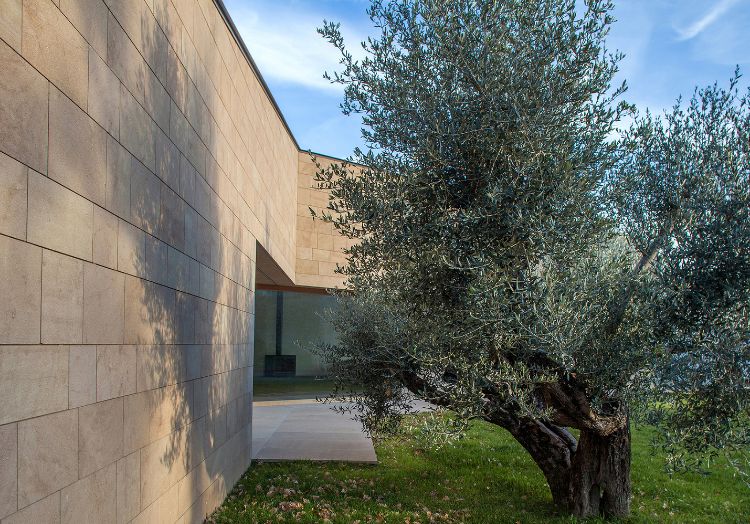 déco minimaliste maison en Italie façade en grès
