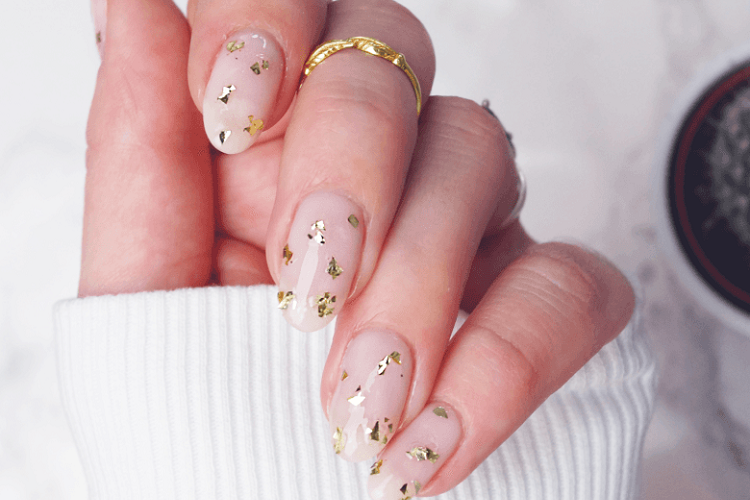 Déco ongle avec feuilles d'or : idées pour créer une manucure glamour