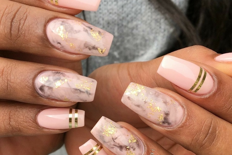 Déco ongle avec feuilles d'or : idées pour créer une manucure glamour