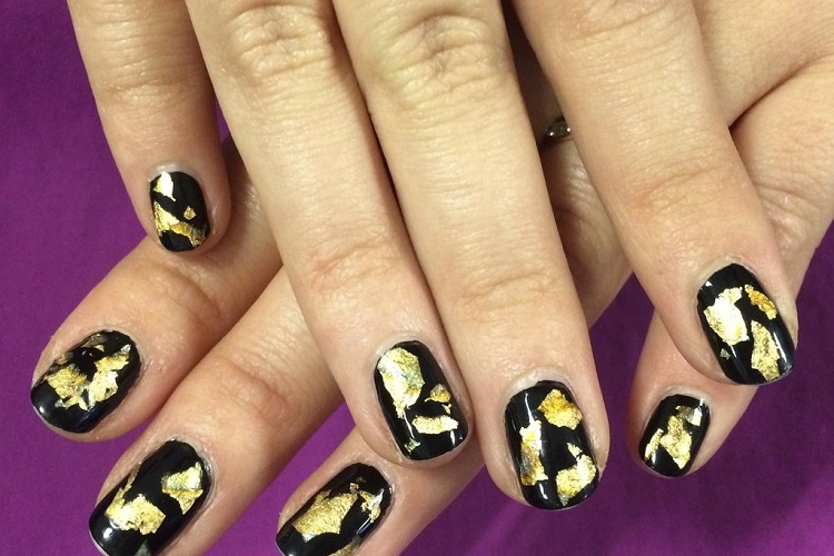 Déco ongle avec feuilles d'or : idées pour créer une manucure glamour