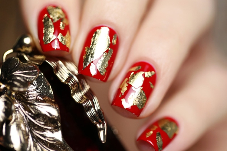 Ongle Rouge Avec Feuille D'or
