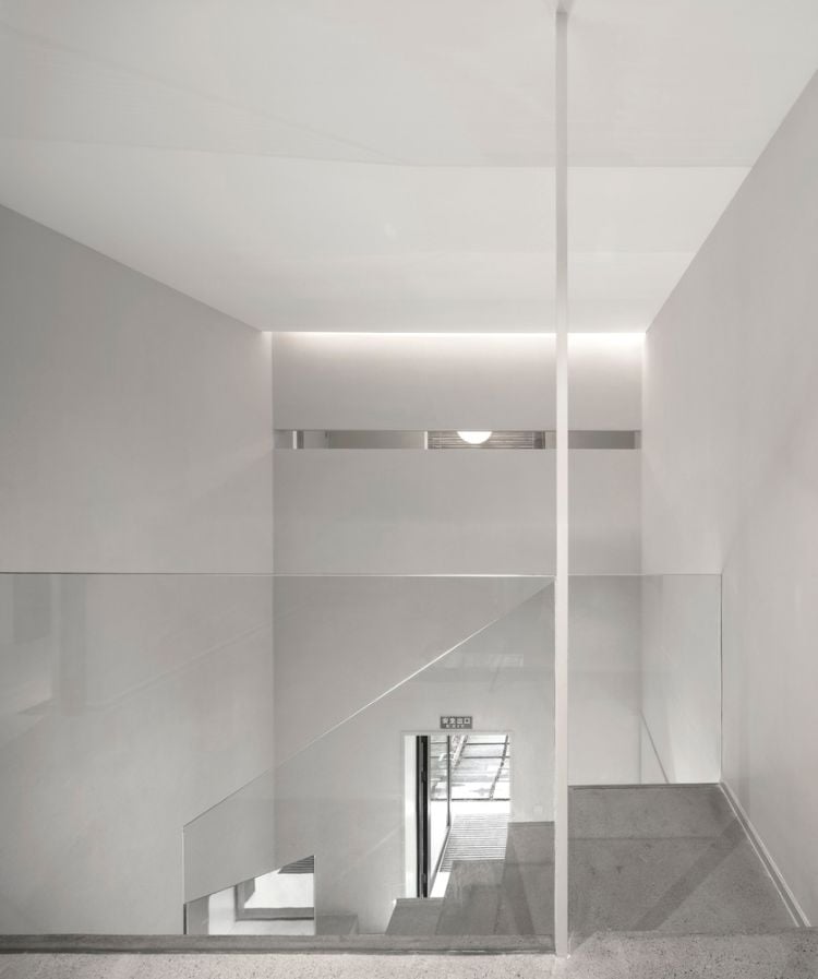 décoration intérieur en blanc escalier en béton