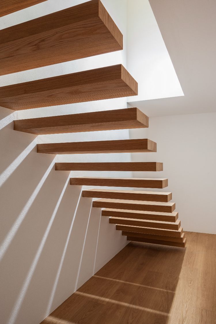escalier flottant en bois intérieur style minimaliste